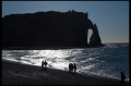 Etretat-Felsen-Menschen-am-Strand-Gegenlicht_RLF6404