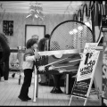Junge-am-Flipper-Bistro-Frankreich-12-85