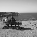 RLF6213-Etretat-Touristen-auf-einer-Bank