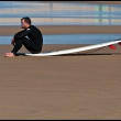 Surfer-mit-Brett-am-Strand_RLF3541