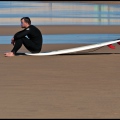 Surfer-mit-Brett-am-Strand_RLF3541