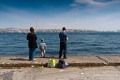 Familie-angelt-am-Hafen_DSC4694