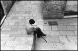 Alter-Mann-auf-Treppe-von-oben