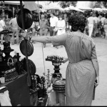 Frau-wartet-auf-Toristen-Markt