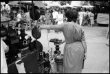 Frau-wartet-auf-Toristen-Markt