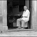 Friseur-vor-seinem-Laden