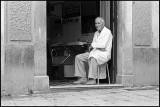 Friseur-vor-seinem-Laden