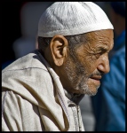Seitenportrait-Haendler-Markt-Marrakesch