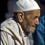 Seitenportrait-Haendler-Markt-Marrakesch