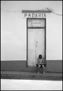 Junge-vor-Laden-liest-Portugal-1985-Porto-Covo