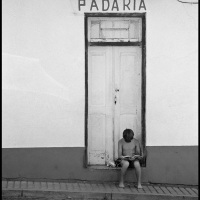 Junge-vor-Laden-liest-Portugal-1985-Porto-Covo