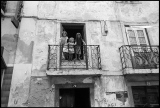 Kinder-auf-dem-Balkon-Lissabon-1