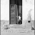 Kleiner-Junge-an-der-Tuer-Villa-Nova-2