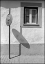 Strassenschild-mit-Schatten-Portugal