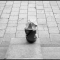 Frau-mit-Hut-vor-Post-Shanghai-1996