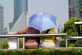 Frauen-mit-Schirm-Pudong-Shanghai