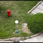 Hydrant-mit-Lampe-in-Hotelgruenanlage-DSCF0020